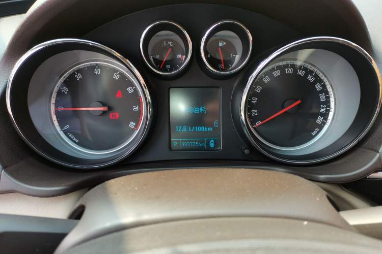 Used Buick Regal 2015 2.0L Leading Fashion Edition Odometer Close Up