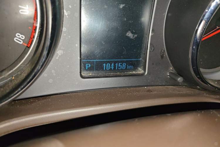 Used Buick Regal 2015 2.0L Leading Fashion Edition Odometer Close Up