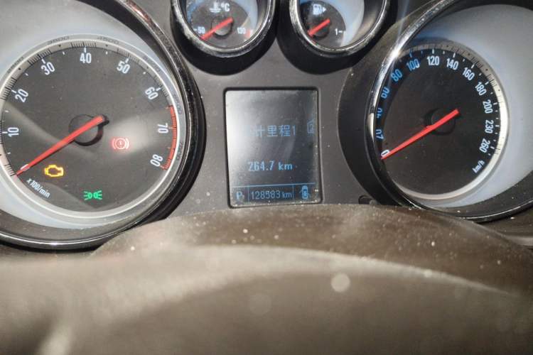Used Buick Regal 2015 2.0L Leading Fashion Edition Odometer Close Up