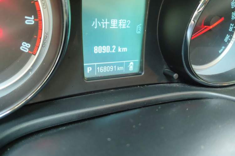Used Buick Regal 2015 1.6T Leading Technology Model Odometer Close Up