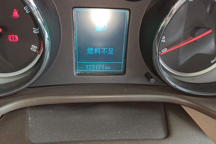 Used Buick Regal 2015 2.0L Leading Fashion Edition Odometer Close Up