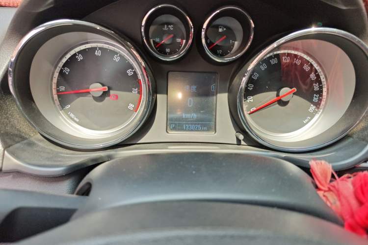 Used Buick Regal 2015 1.6T Leading Technology Model Odometer Close Up