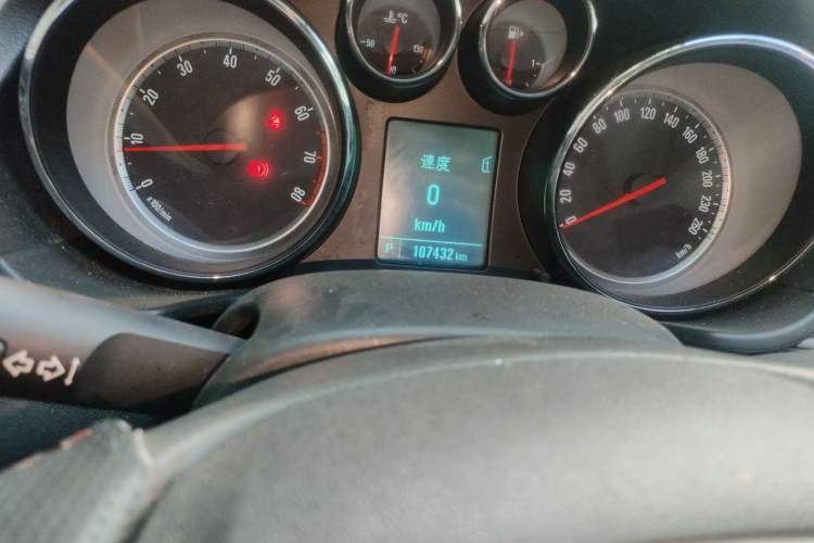 Used Buick Regal 2015 1.6T Leading Technology Model Odometer Close Up