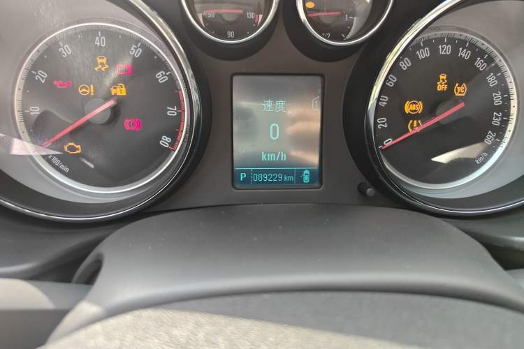 Used Buick Regal 2015 1.6T Leading Technology Model Odometer Close Up