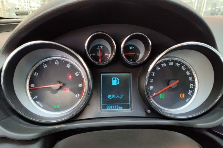Used Buick Regal 2015 1.6T Leading Technology Model Odometer Close Up