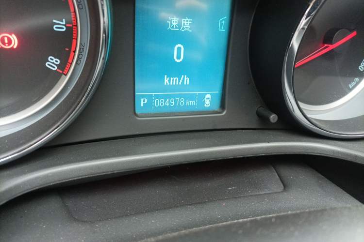 Used Buick Regal 2015 1.6T Leading Technology Model Odometer Close Up