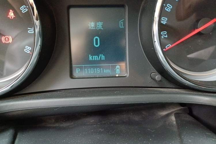 Used Buick Regal 2015 1.6T Leading Technology Model Odometer Close Up