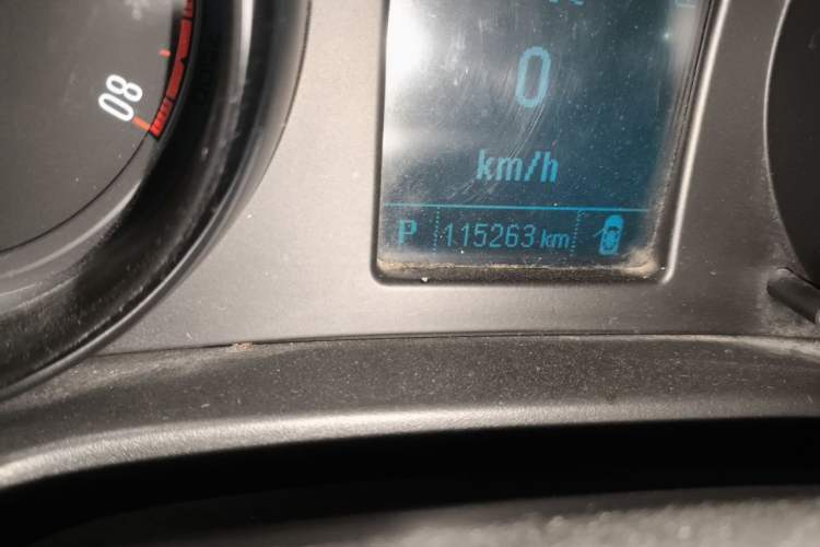 Used Buick Regal 2015 1.6T Leading Technology Model Odometer Close Up
