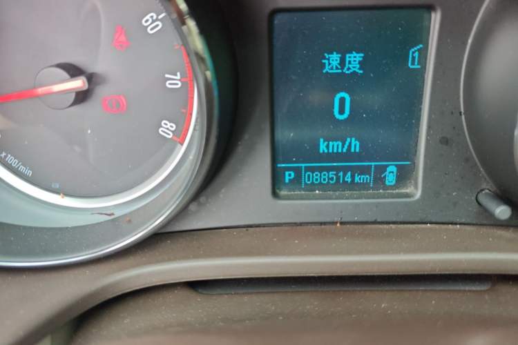 Used Buick Regal 2015 2.0L Leading Fashion Edition Odometer Close Up