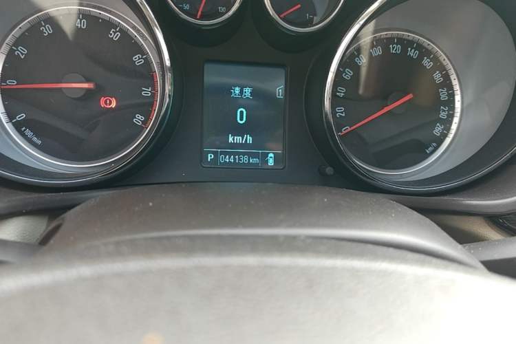 Used Buick Regal 2015 2.0L Leading Fashion Edition Odometer Close Up