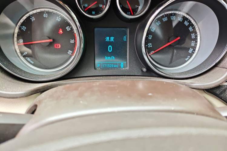 Used Buick Regal 2015 2.0L Leading Fashion Edition Odometer Close Up