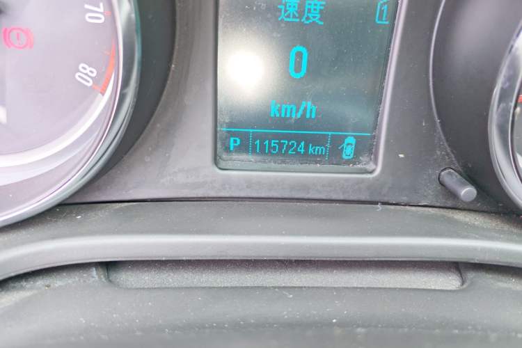 Used Buick Regal 2015 1.6T Leading Technology Model Odometer Close Up