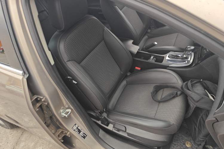 Used Buick Regal 2015 1.6T Leading Technology Model Right Front Seat