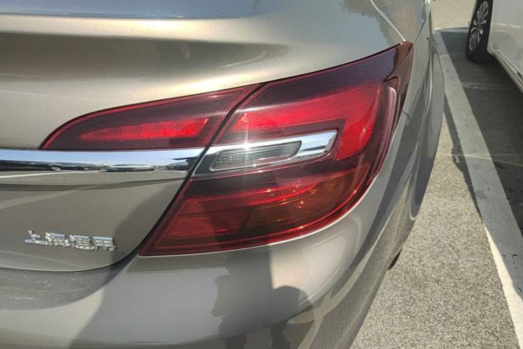 Used Buick Regal 2015 2.0L Leading Fashion Edition Right Rear Taillight