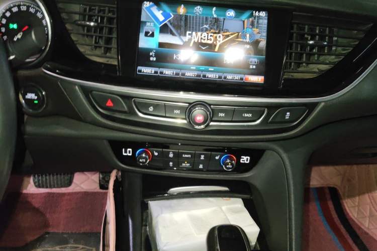 Used Buick Regal 2017 20T Elite Edition Audio And AC Panel