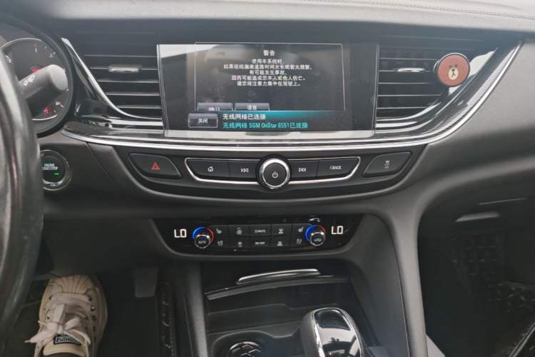 Used Buick Regal 2017 28T Luxury Edition Audio And AC Panel