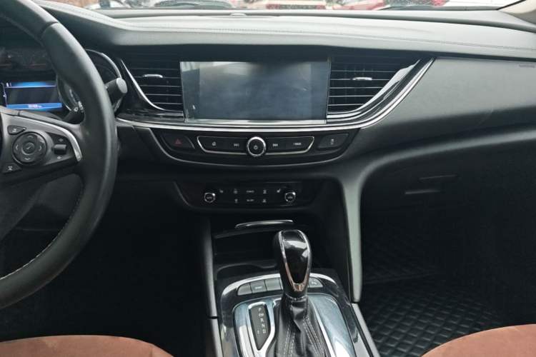 Used Buick Regal 2017 20T Elite Edition Audio And AC Panel