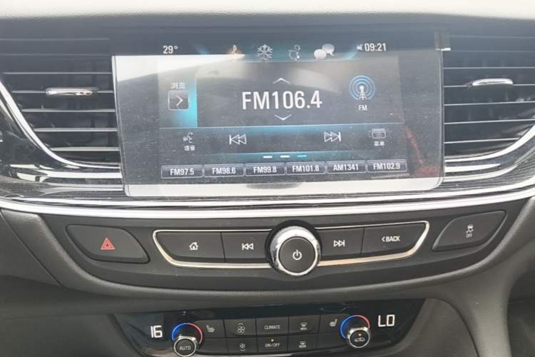 Used Buick Regal 2017 20T Luxury Model Audio And AC Panel