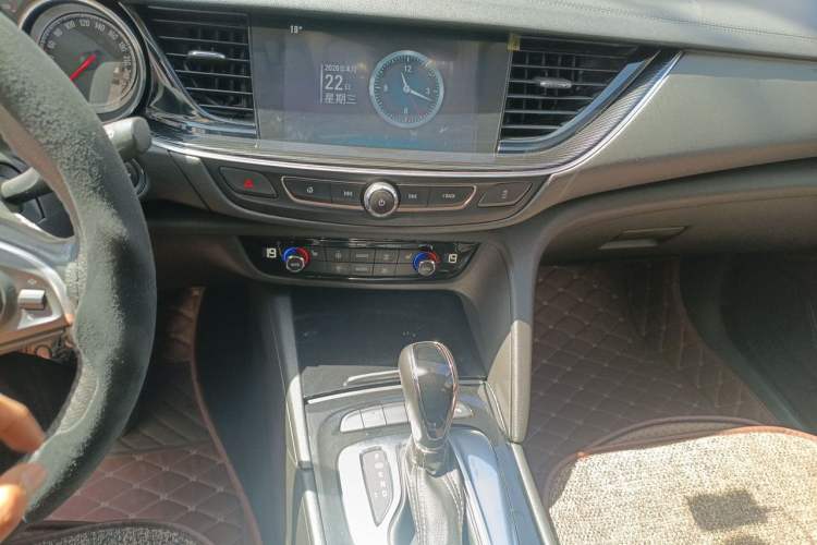 Used Buick Regal 2017 20T Elite Edition Audio And AC Panel