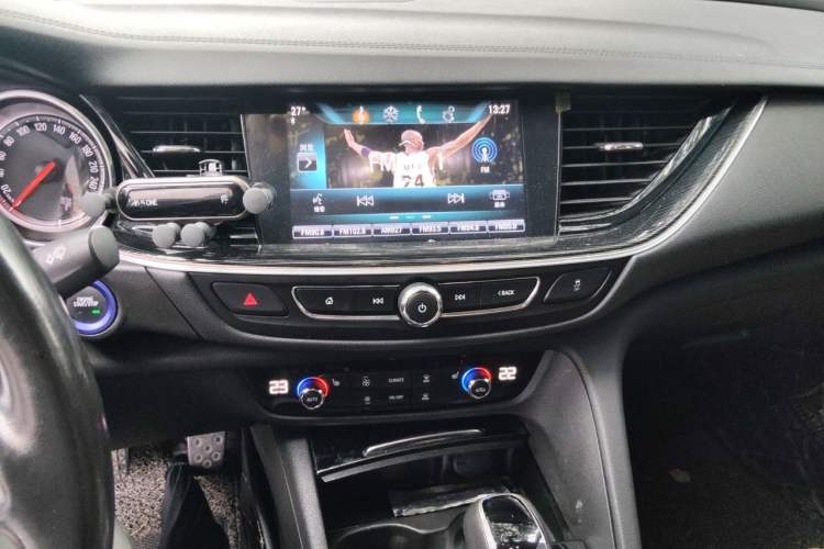 Used Buick Regal 2017 20T Elite Edition Audio And AC Panel