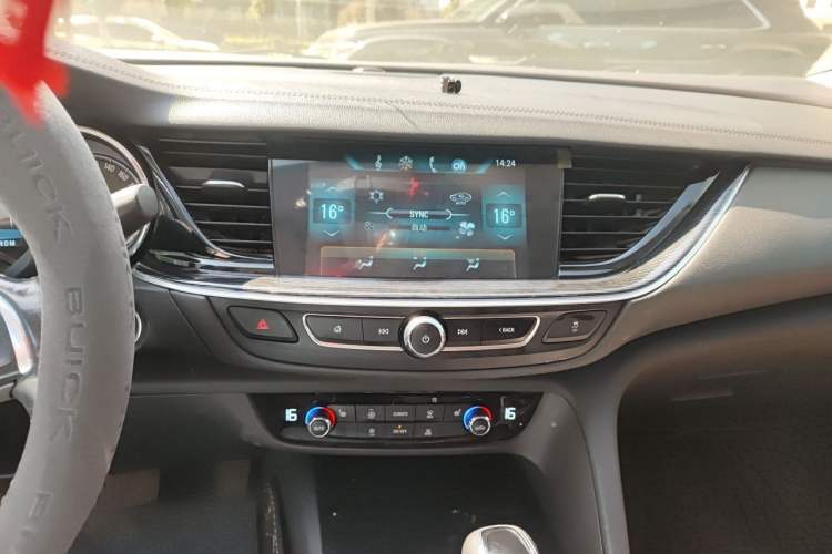 Used Buick Regal 2017 20T Elite Edition Audio And AC Panel