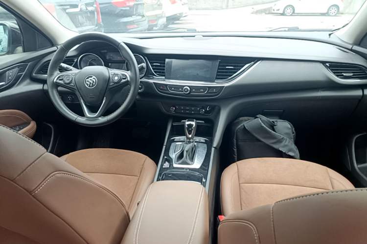 Used Buick Regal 2017 20T Luxury Model Center Console