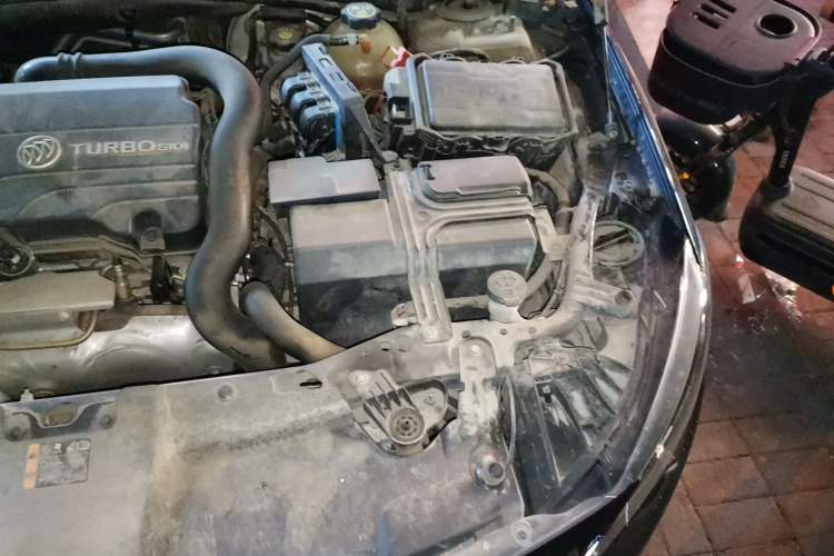 Used Buick Regal 2017 20T Elite Edition Engine Bay Left