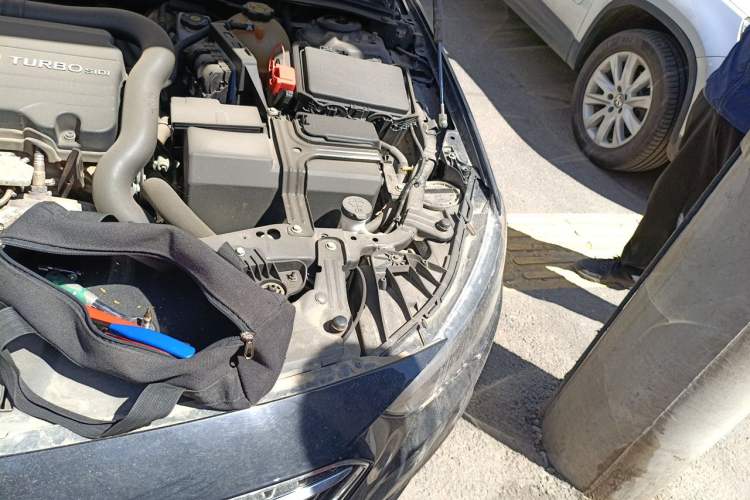 Used Buick Regal 2017 20T Elite Edition Engine Bay Left