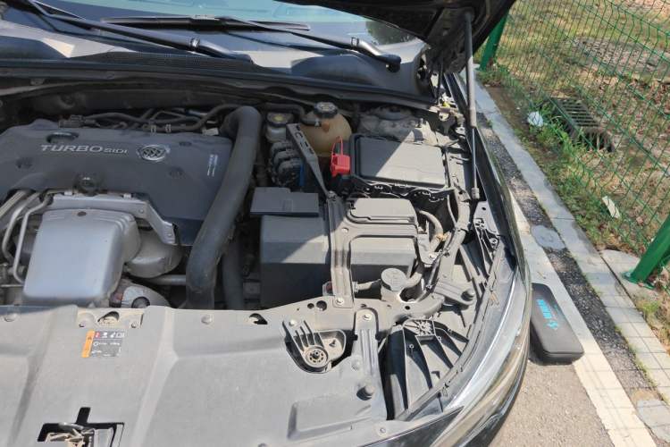 Used Buick Regal 2017 28T Luxury Edition Engine Bay Left