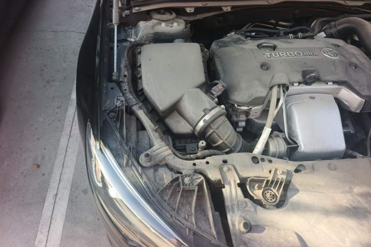 Used Buick Regal 2017 28T Luxury Edition Engine Bay Right