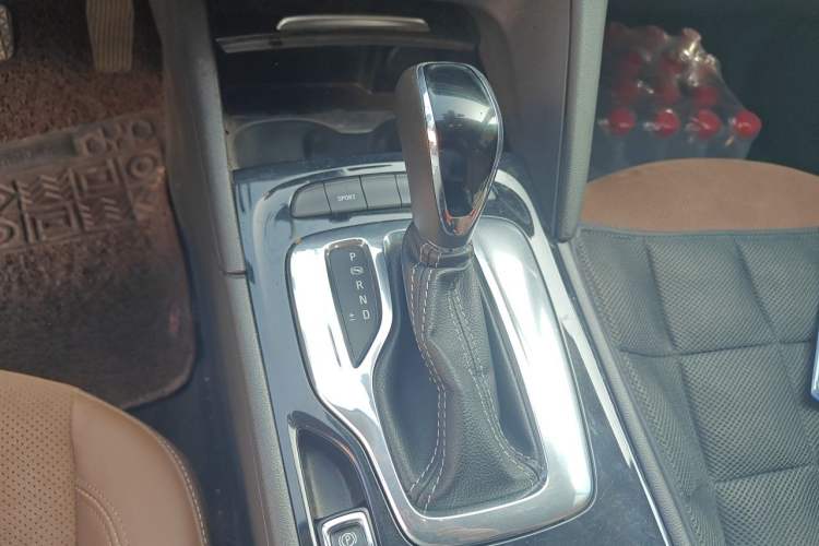 Used Buick Regal 2017 28T Luxury Edition Gear Lever
