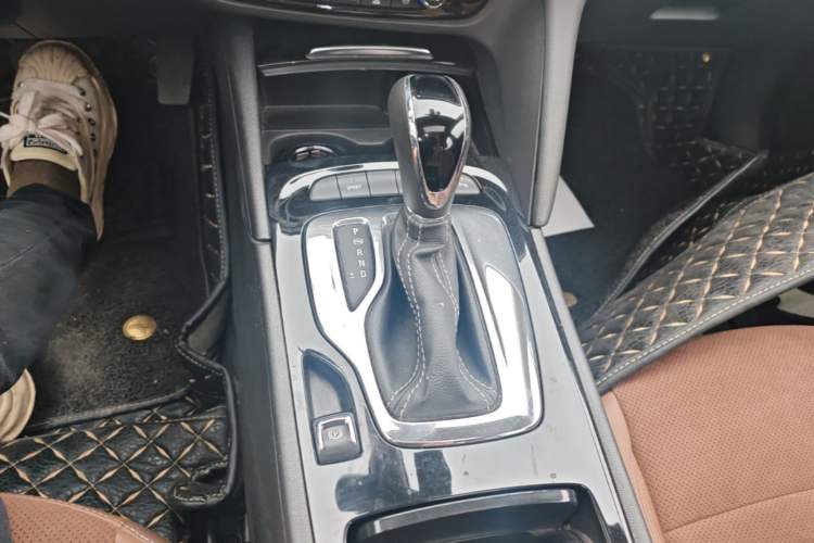 Used Buick Regal 2017 28T Luxury Edition Gear Lever