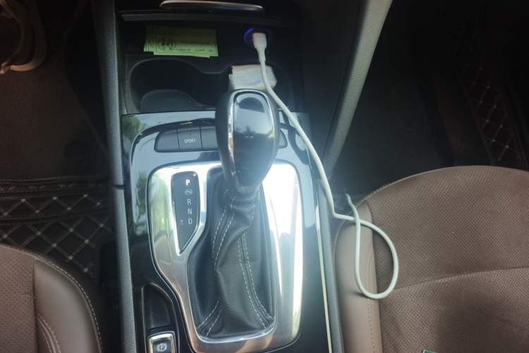 Used Buick Regal 2017 28T Luxury Edition Gear Lever