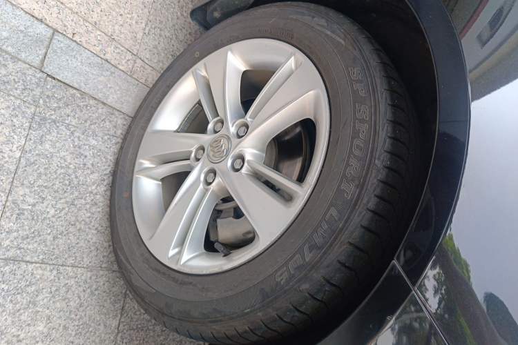 Used Buick Regal 2017 20T Elite Edition Right Front Wheel Hub