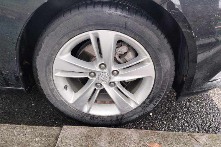 Used Buick Regal 2017 20T Elite Edition Right Front Wheel Hub