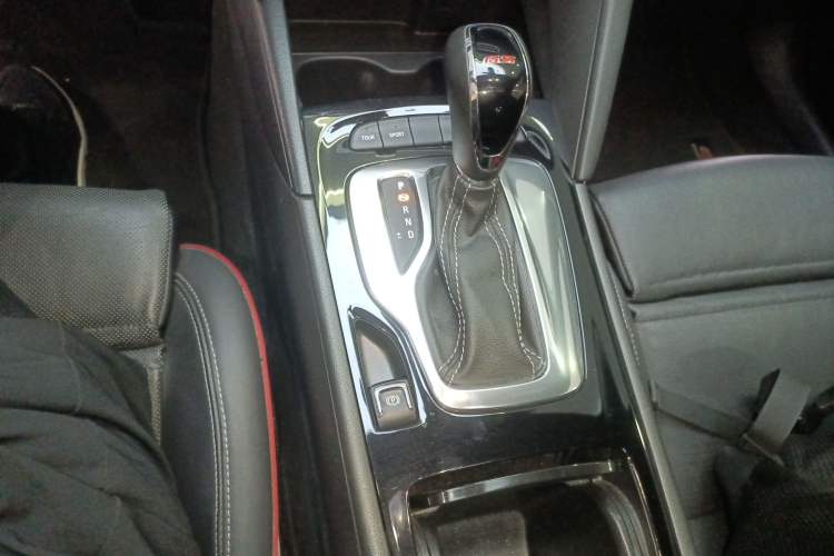 Used Buick Regal 2017 GS 28T Luxury Model Gear Lever