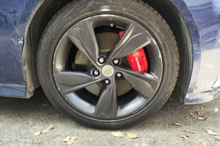 Used Buick Regal 2017 GS 28T Prestige Model Right Front Wheel Hub
