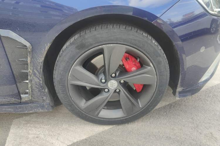 Used Buick Regal 2017 GS 28T Prestige Model Right Front Wheel Hub