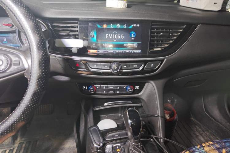 Used Buick Regal 2017 20T Elite Edition Audio And AC Panel