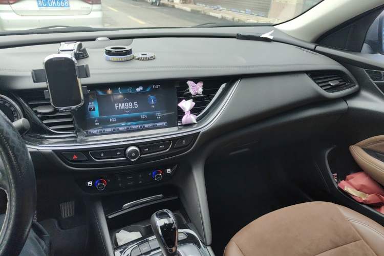 Used Buick Regal 2017 20T Elite Edition Audio And AC Panel
