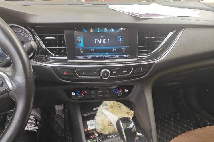Used Buick Regal 2017 20T Luxury Model Audio And AC Panel