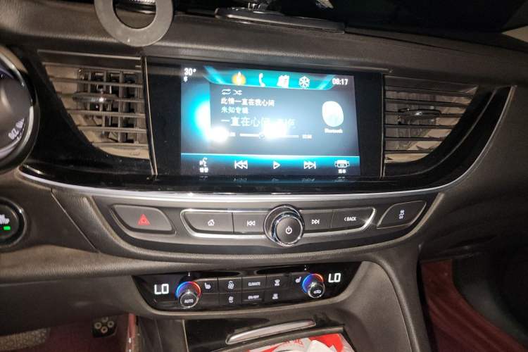 Used Buick Regal 2017 20T Elite Edition Audio And AC Panel
