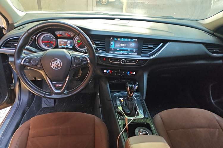 Used Buick Regal 2017 20T Luxury Model Center Console