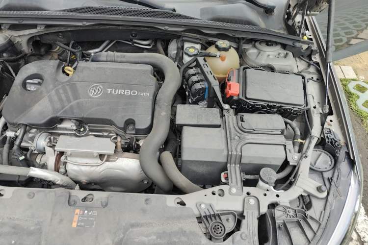 Used Buick Regal 2017 20T Elite Edition Engine Bay Left