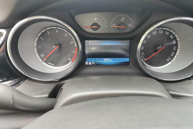 Used Buick Regal 2017 20T Elite Edition Odometer Close Up