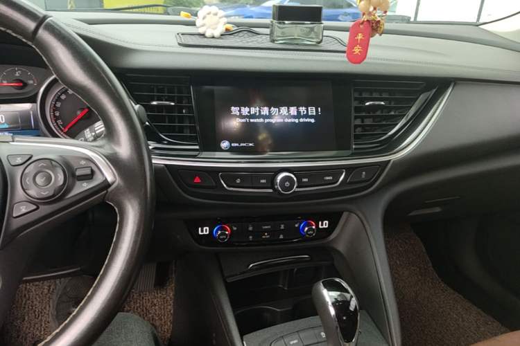 Used Buick Regal 2017 20T Luxury Model Audio And AC Panel