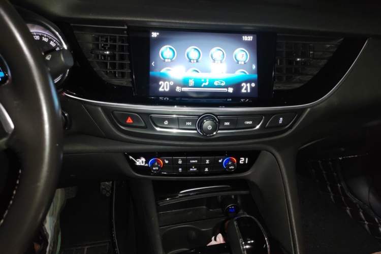 Used Buick Regal 2017 20T Luxury Model Audio And AC Panel