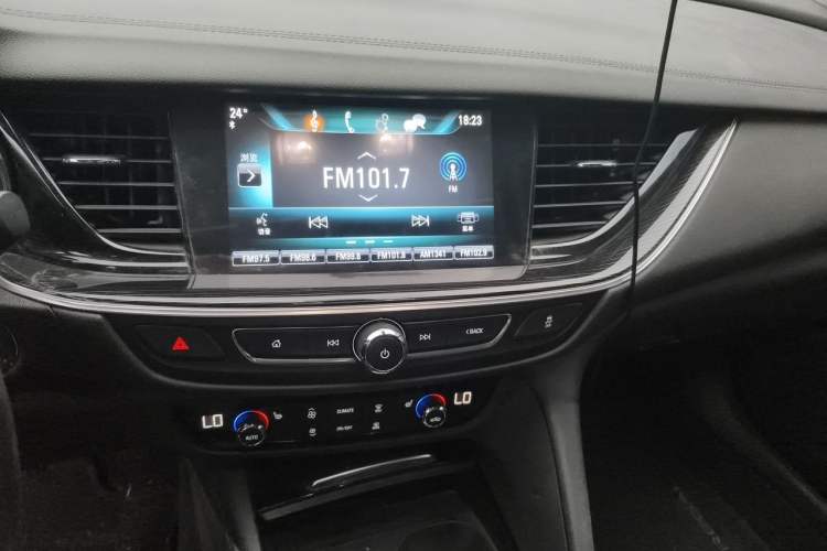 Used Buick Regal 2017 20T Luxury Model Audio And AC Panel