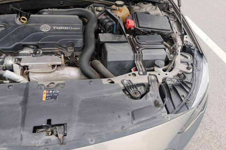 Used Buick Regal 2017 20T Elite Edition Engine Bay Left