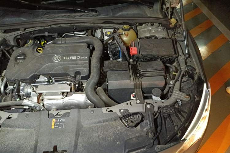 Used Buick Regal 2017 20T Elite Edition Engine Bay Left